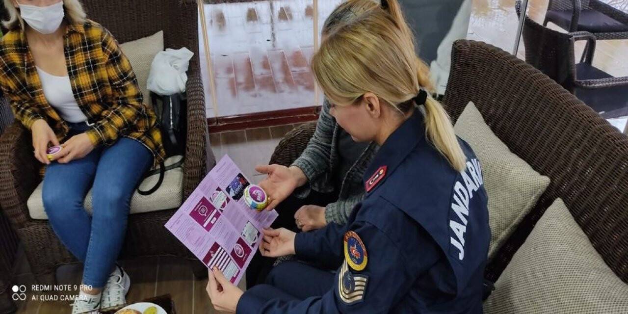 Jandarma, şiddet mağduru kadınlarla beraber