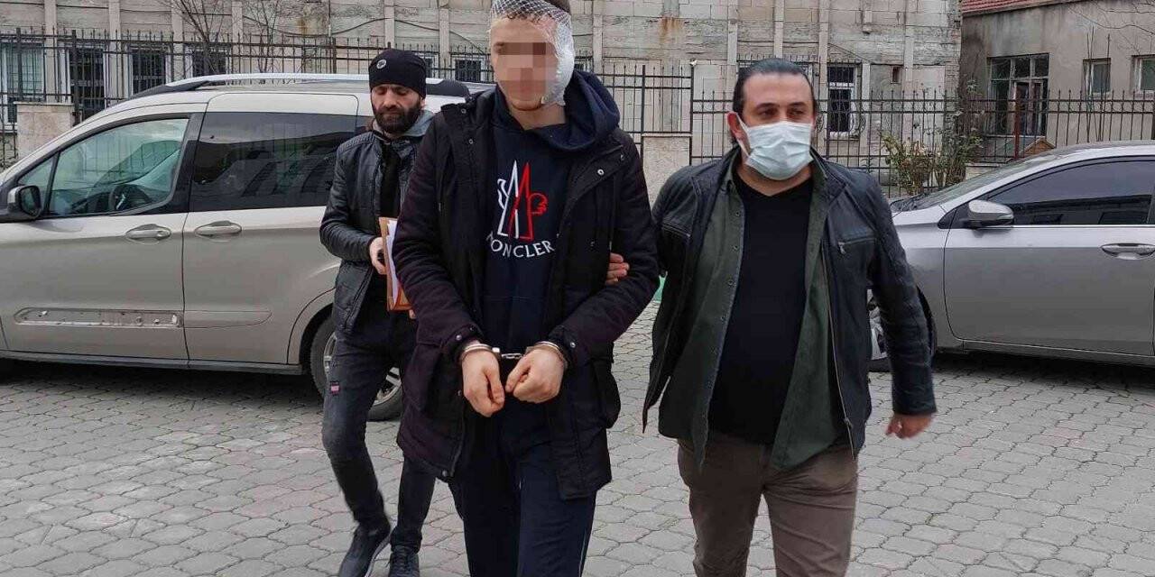 Bar önünde 3 kişi bıçaklandı