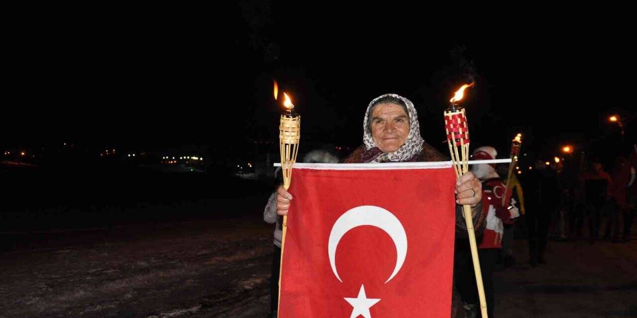 Sarıkamış şehitleri için binler meşalelerle yürüdü