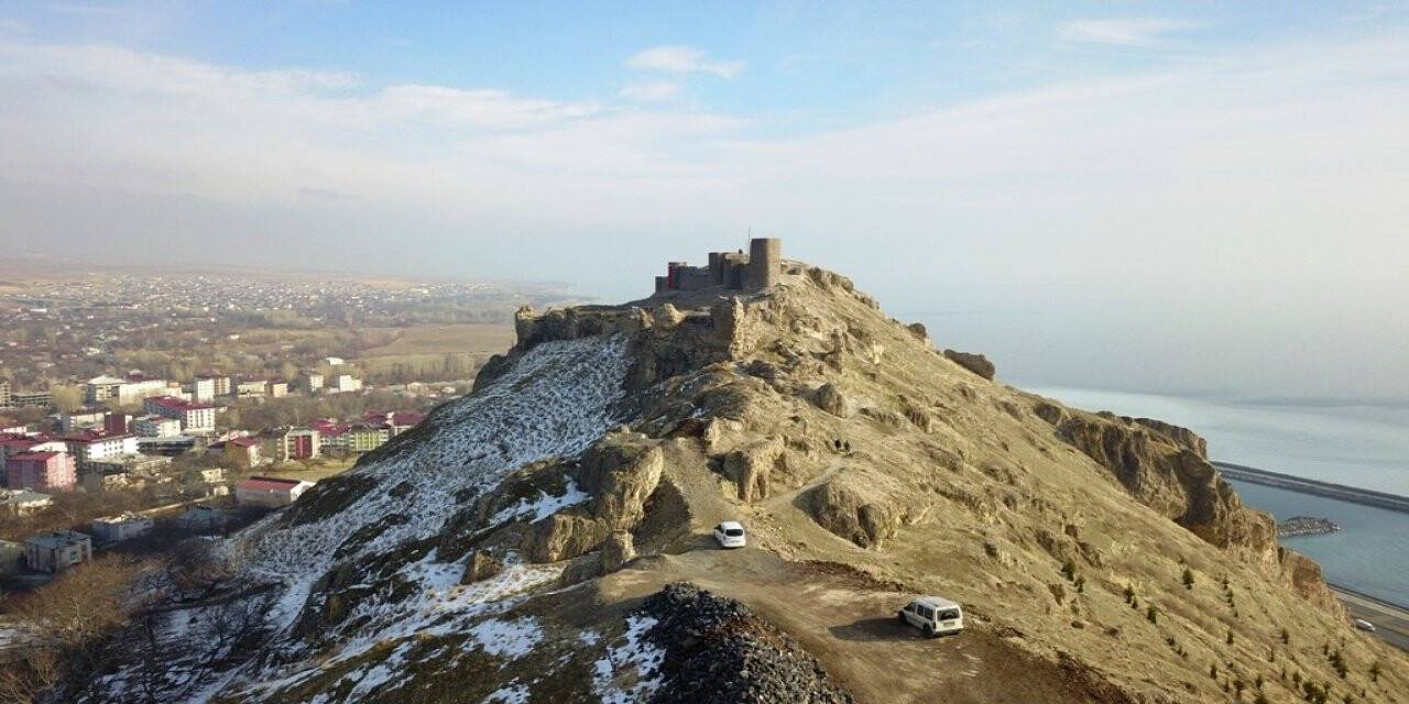 Aydınlatılan Adilcevaz Kalesi’ne görkemli açılış