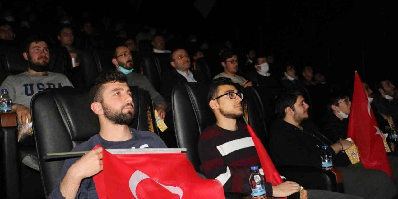Öğrenciler Türk bayraklarıyla sinemada "Kesişme: İyi Ki Varsın Eren"i izledi