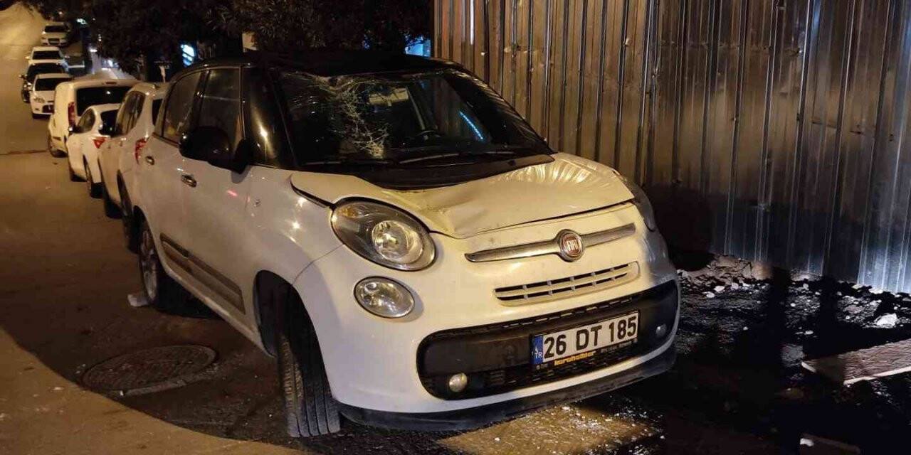 Etiler’de park halindeki otomobilin üstüne iş makinesinin kolu düştü
