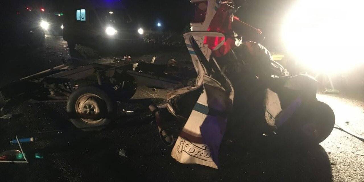 Otobüs ile kamyonet çarpıştı: 2 ölü, 19 yaralı