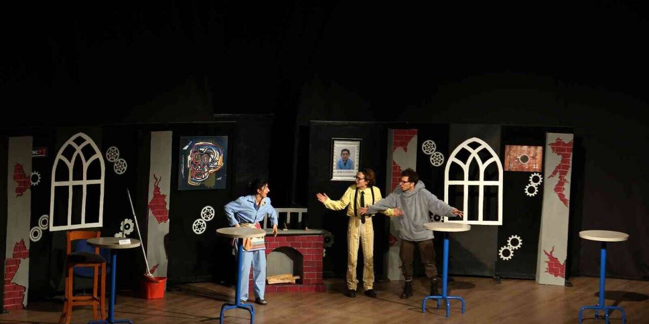 Metamorfoz adlı tiyatro oyunu ADÜ’de seyirciyle buluştu