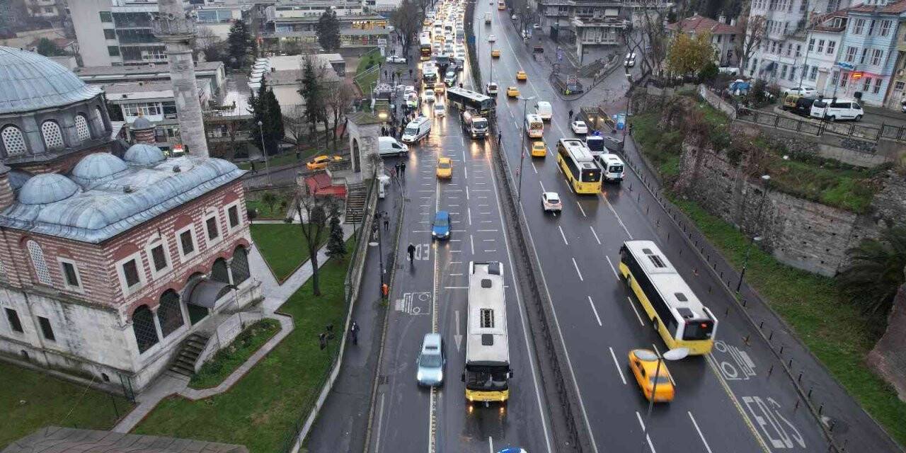Unkapanı’nda İETT otobüsleri çarpıştı:8 yaralı