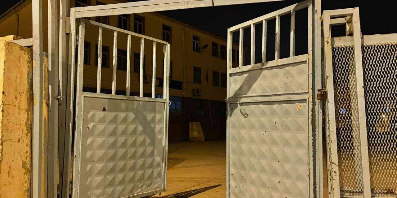 Çalınan okul kapısı polis tarafından bulundu