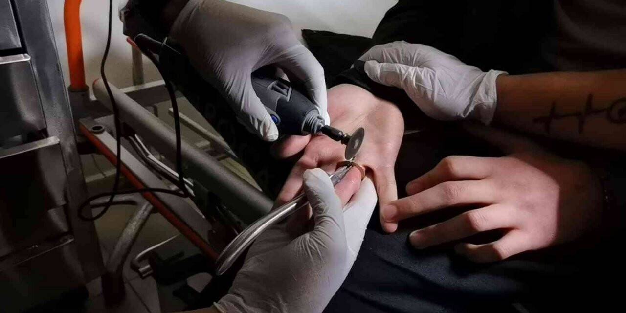 Bursa’da ilginç olay: Parmağına 1 TL sıkıştı