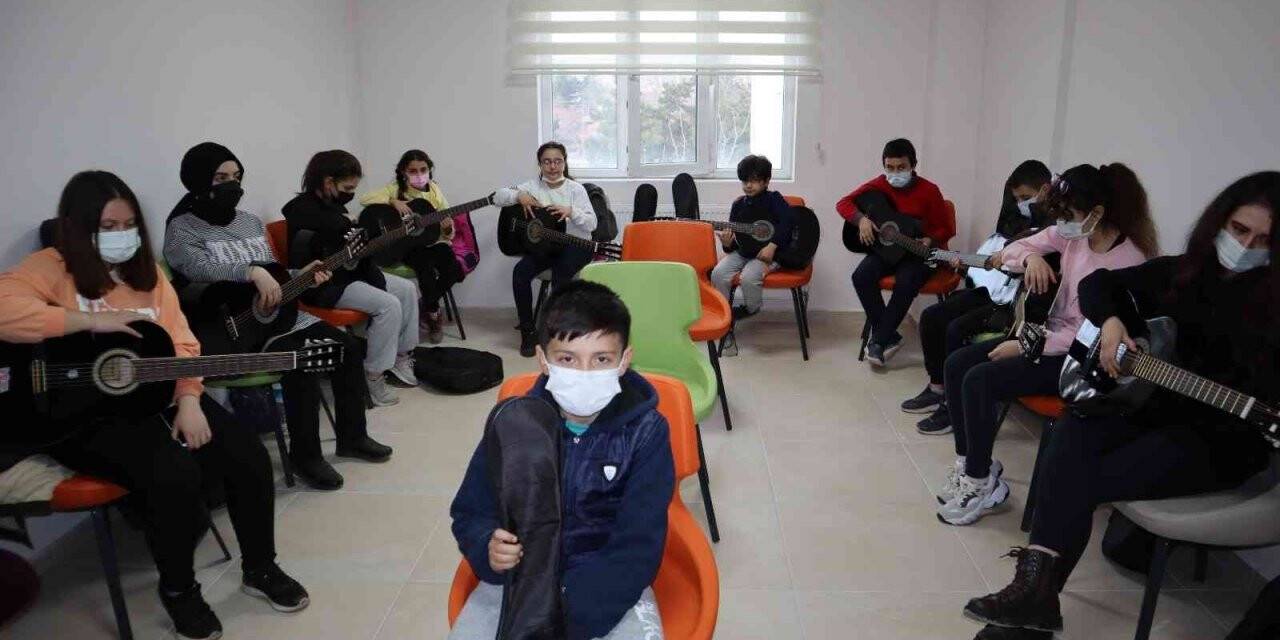 Şuhut’ta Gençlik Merkezi’nde gitar kursu başladı