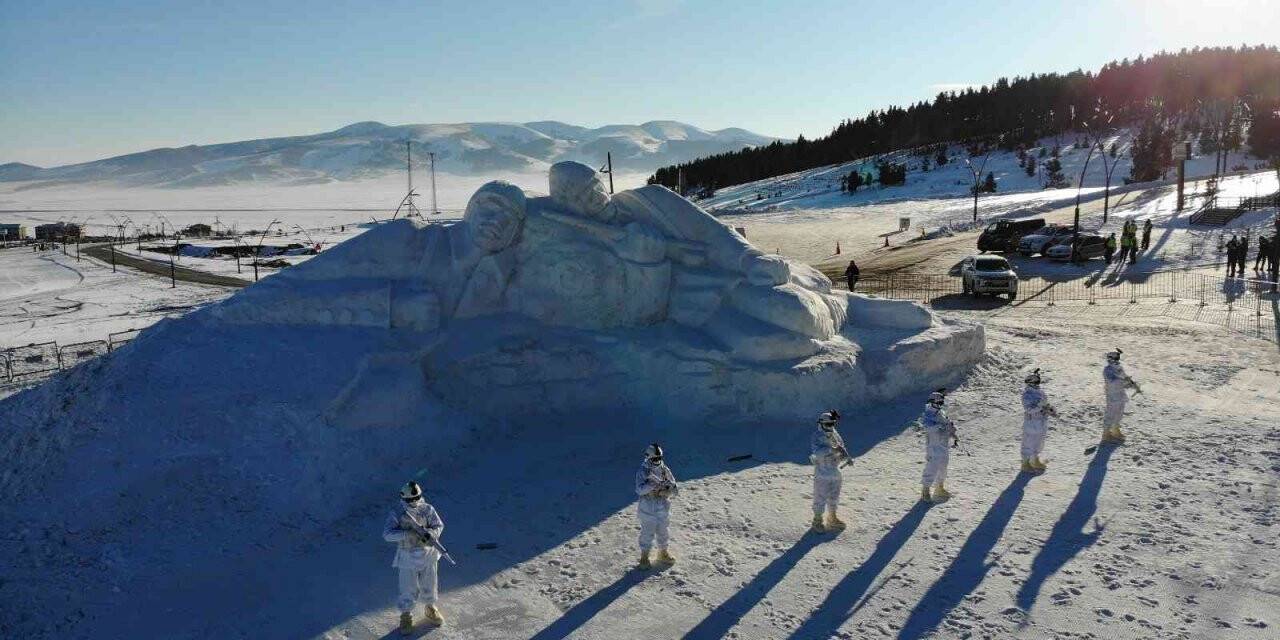 Donarak şehit olan kahramanların kardan heykelleri görüntüsüyle büyülüyor