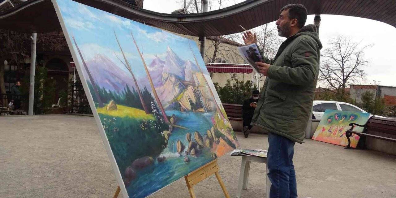 Sanatını sokaklarda icra ediyor