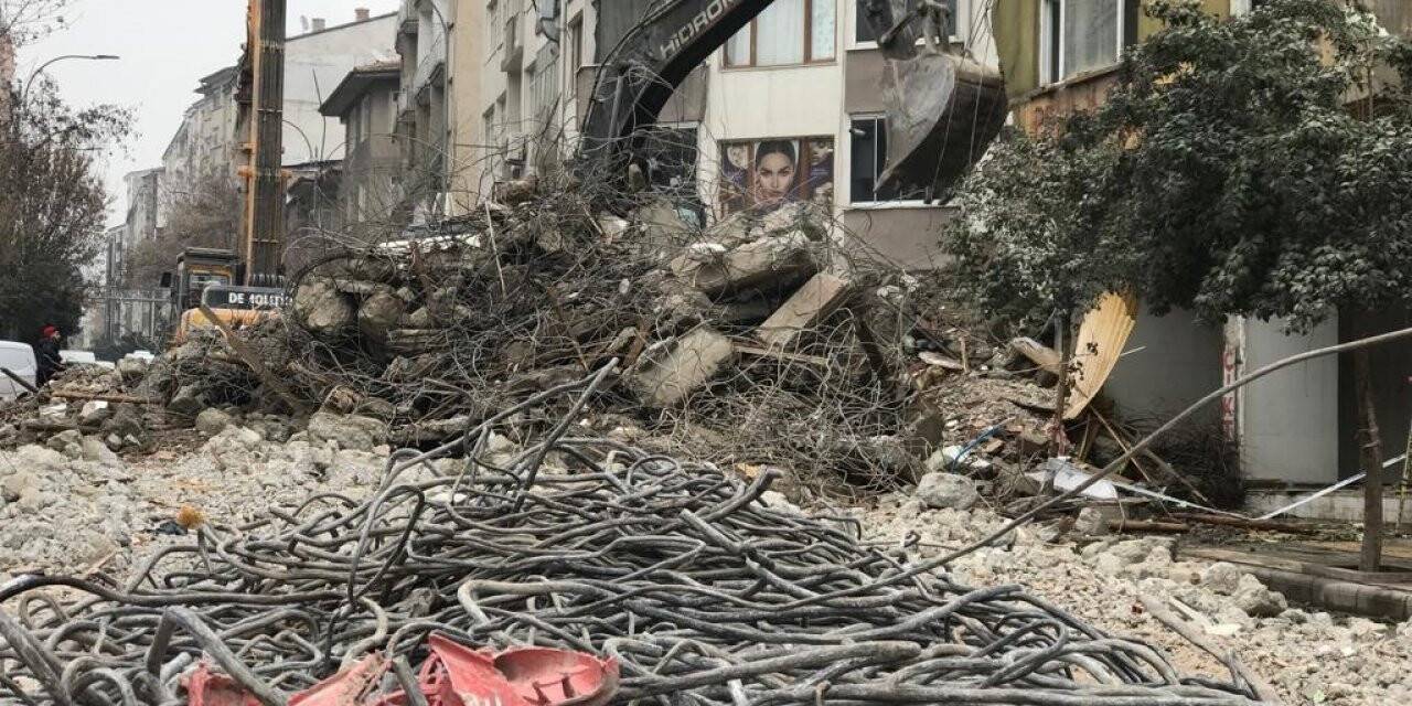 Elazığ’da ağır hasarlı binaların yıkımı sürüyor