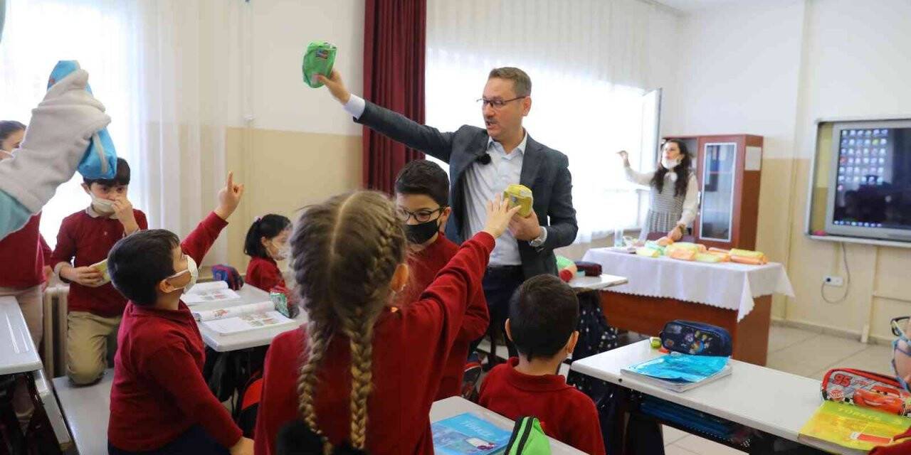 Başakşehir’de öğrencilere 18 bin diş bakım seti dağıtıldı