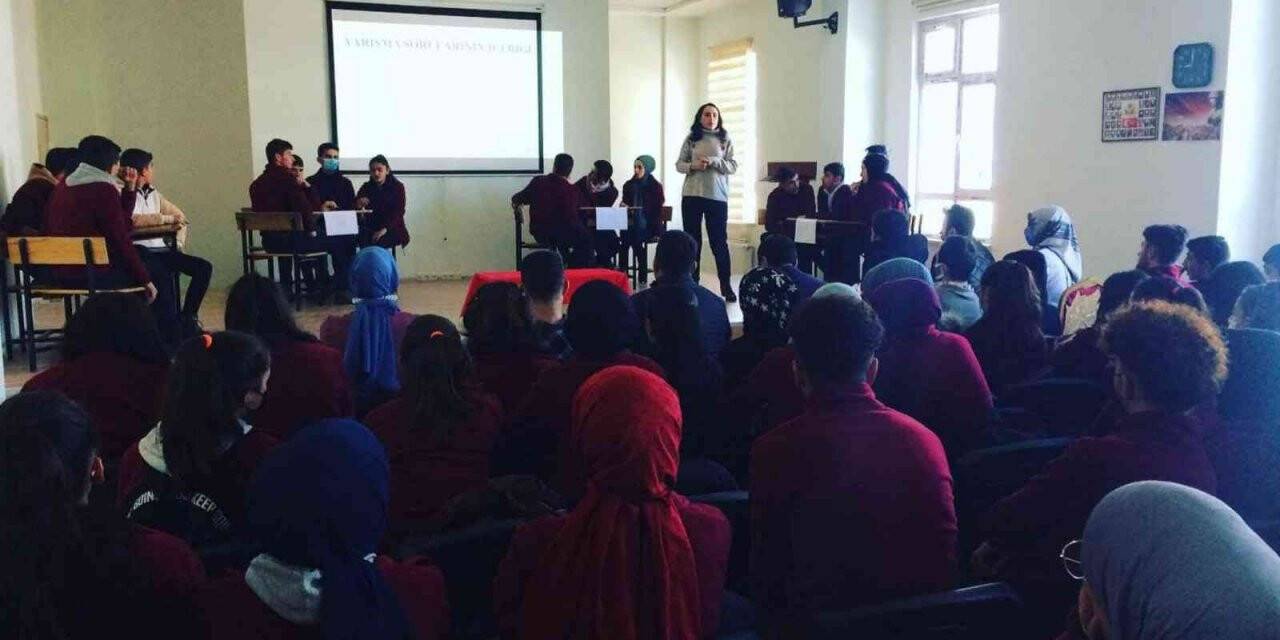 Lise öğrencilerinin bilgi yarışması heyecanı