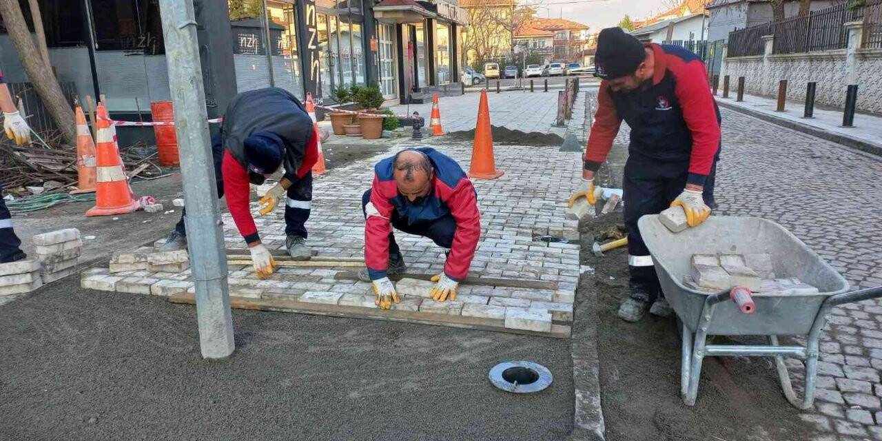 Kaldırımlarda düzenleme devam ediyor