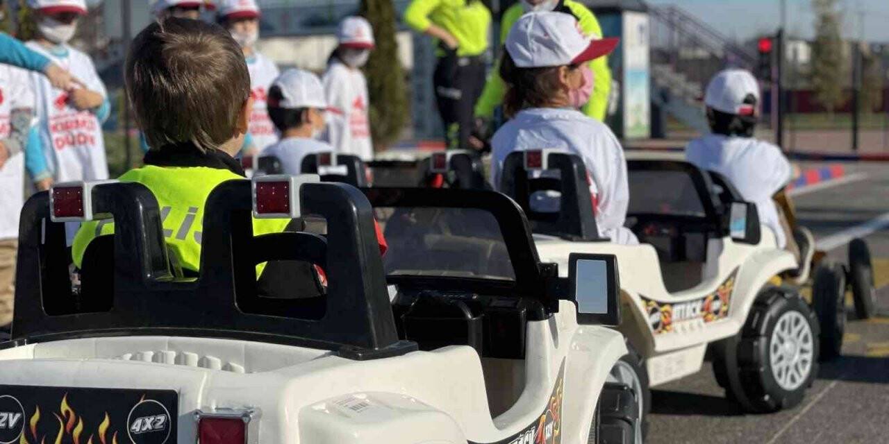 Minikler trafik dedektifi oldu