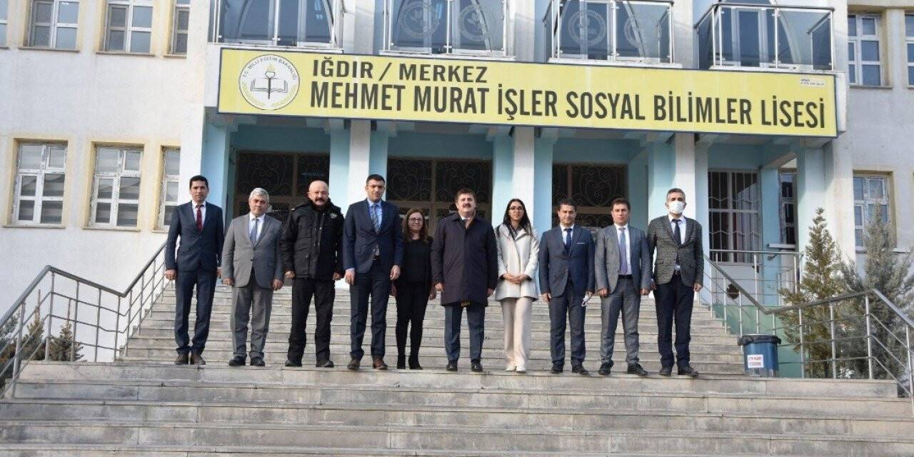 Vali Sarıibrahim, okul ziyaretlerine devam ediyor