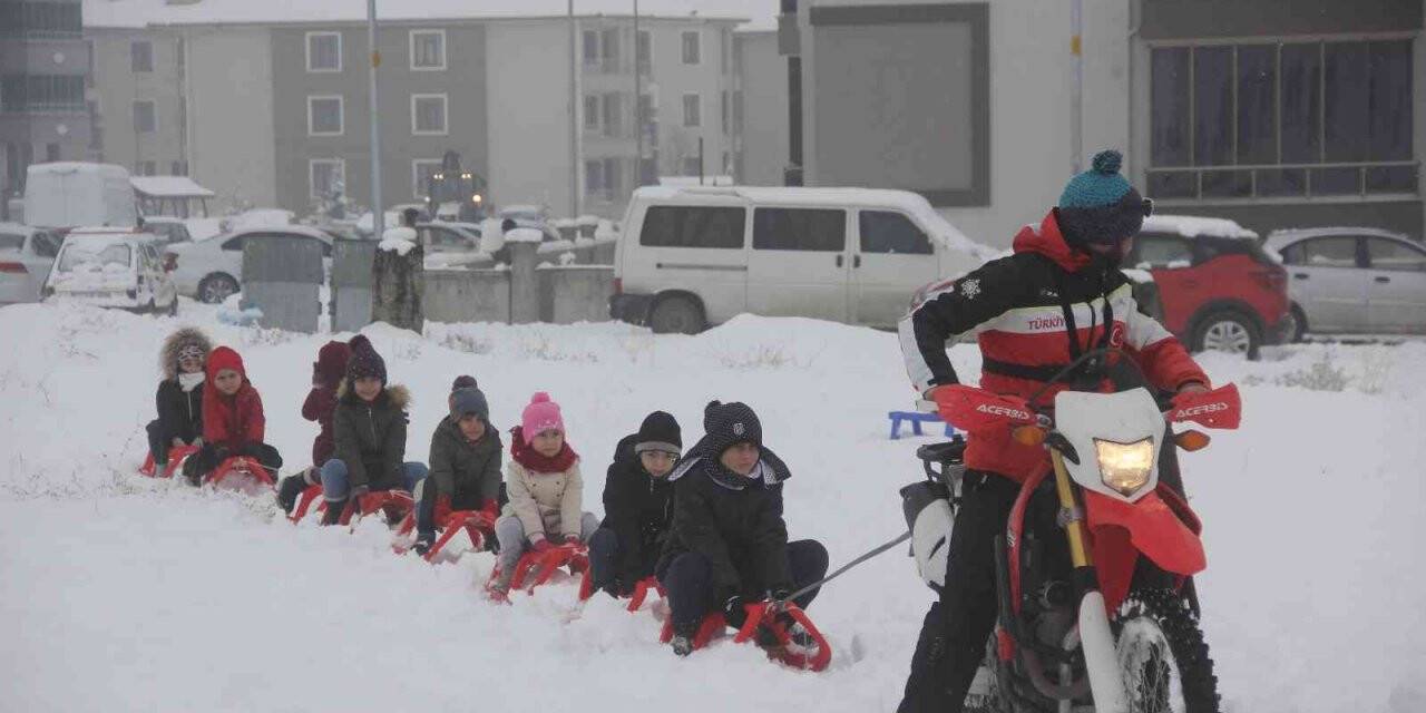 Çocukların kros motorlu kızak keyfi
