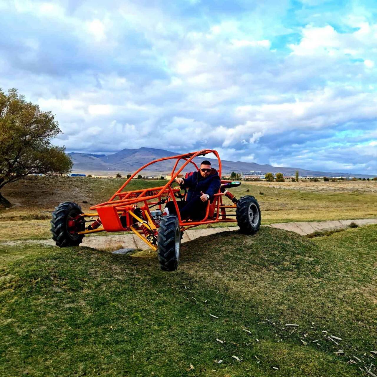 Satın almak istediği aracı kendi üretti