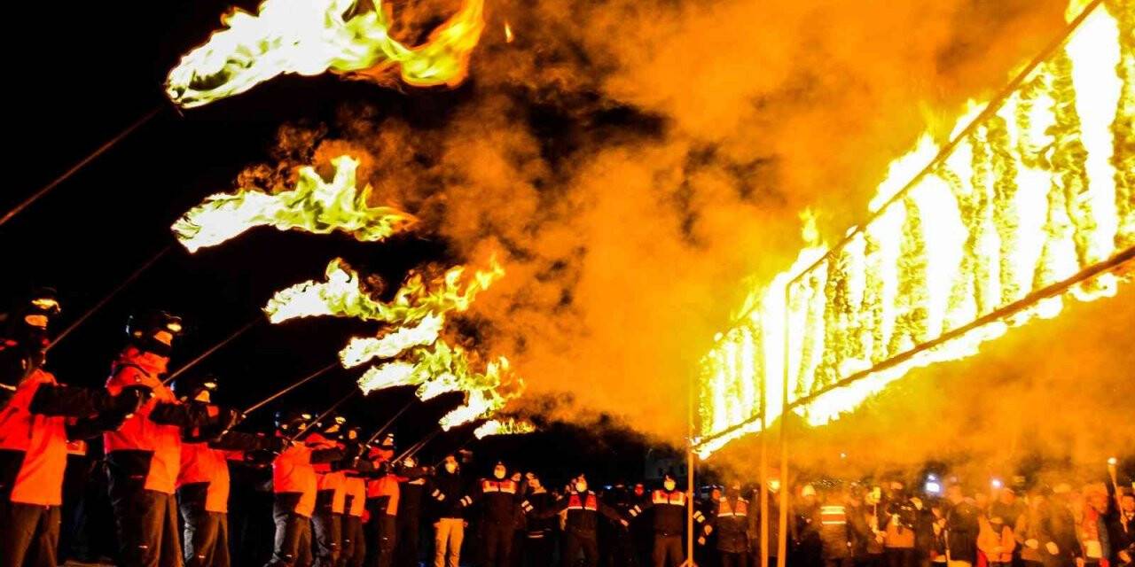 JAK timlerinin meşaleli kayak gösterisi nefes kesti