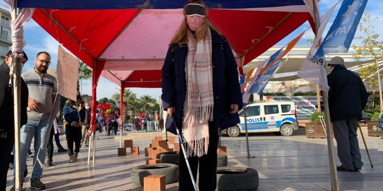 AK Partili gençlerden beyaz baston empati etkinliği