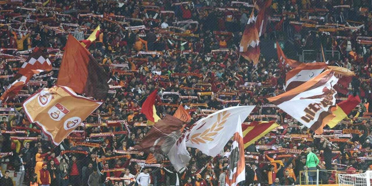 Galatasaraylı taraftarlardan, Fatih Terim ve futbolculara tepki