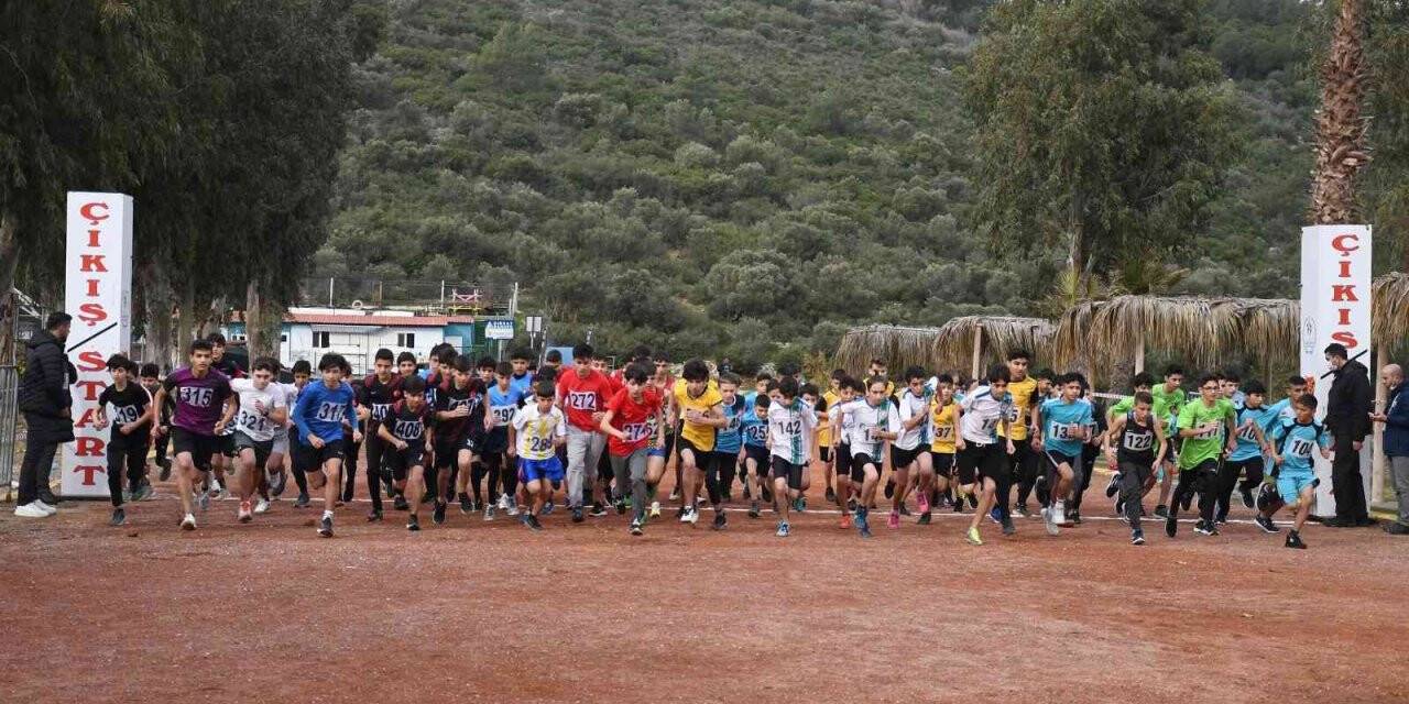 Kuşadası okullararası Kros şampiyonası’na ev sahipliği yaptı