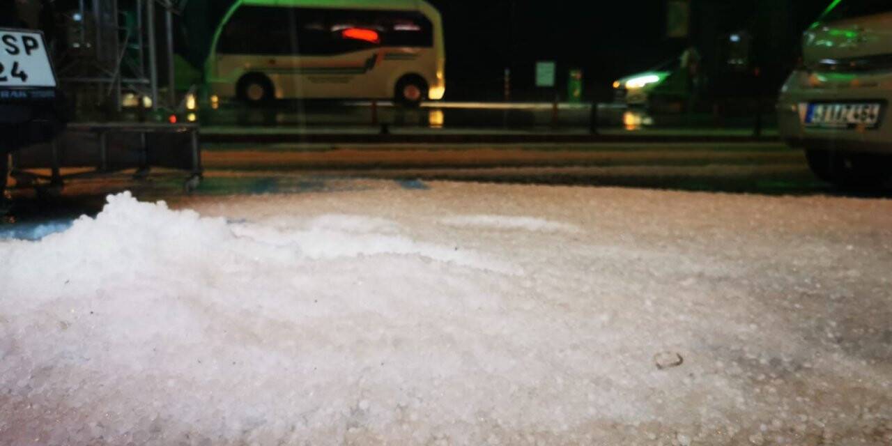 Marmaris beyaza büründü, dolu yağışı ilçede etkili oldu