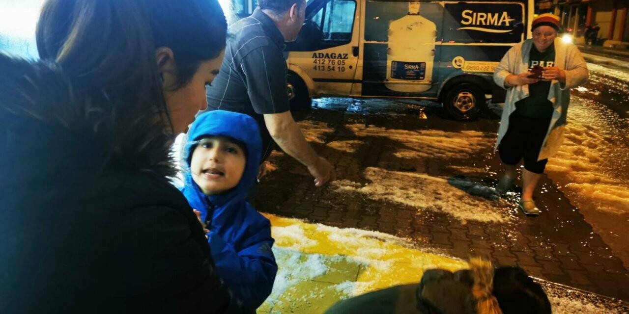 Kar yağışına hasret Marmarisliler, yağan doluda doyasıya eğlendi