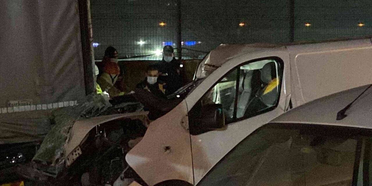 Güngören’de park halindeki kamyona çarpan minibüsteki kadın hayatını kaybetti