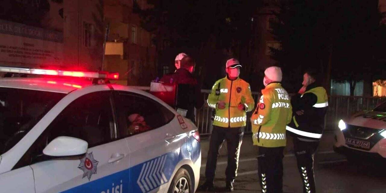 Üsküdar’da alkollü sürücünün bariyerlere çarptığı lüks cipte yangın çıktı