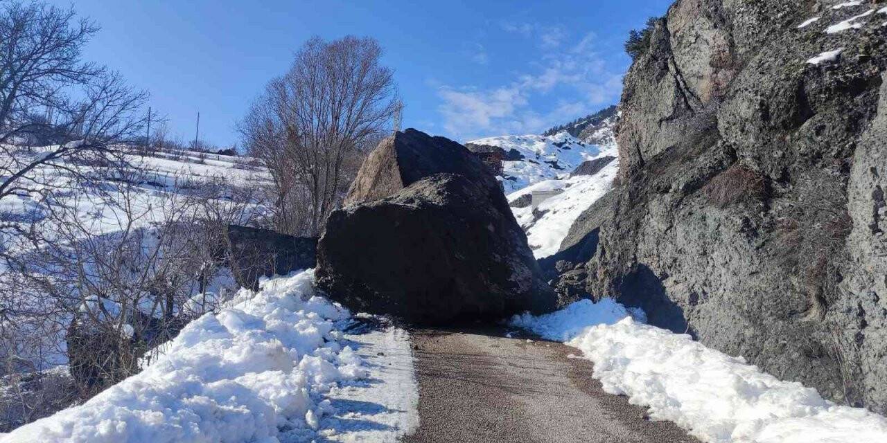 Dev kaya yola düştü, köyün ulaşımı kapandı