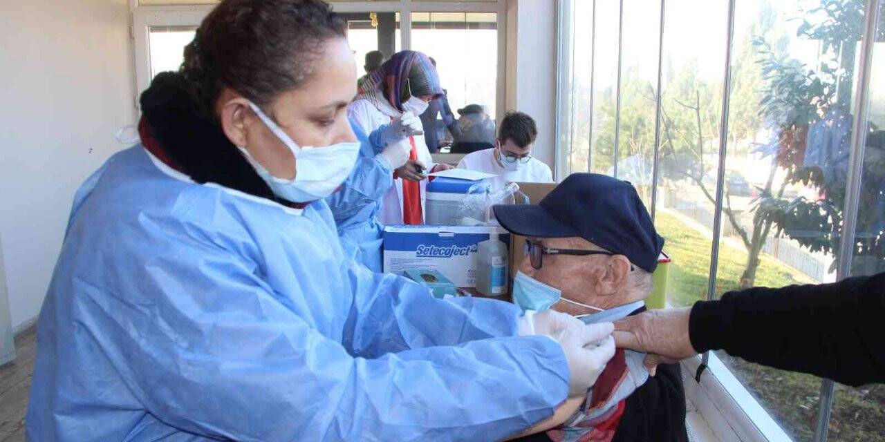 Huzurevi sakinleri aşılandı