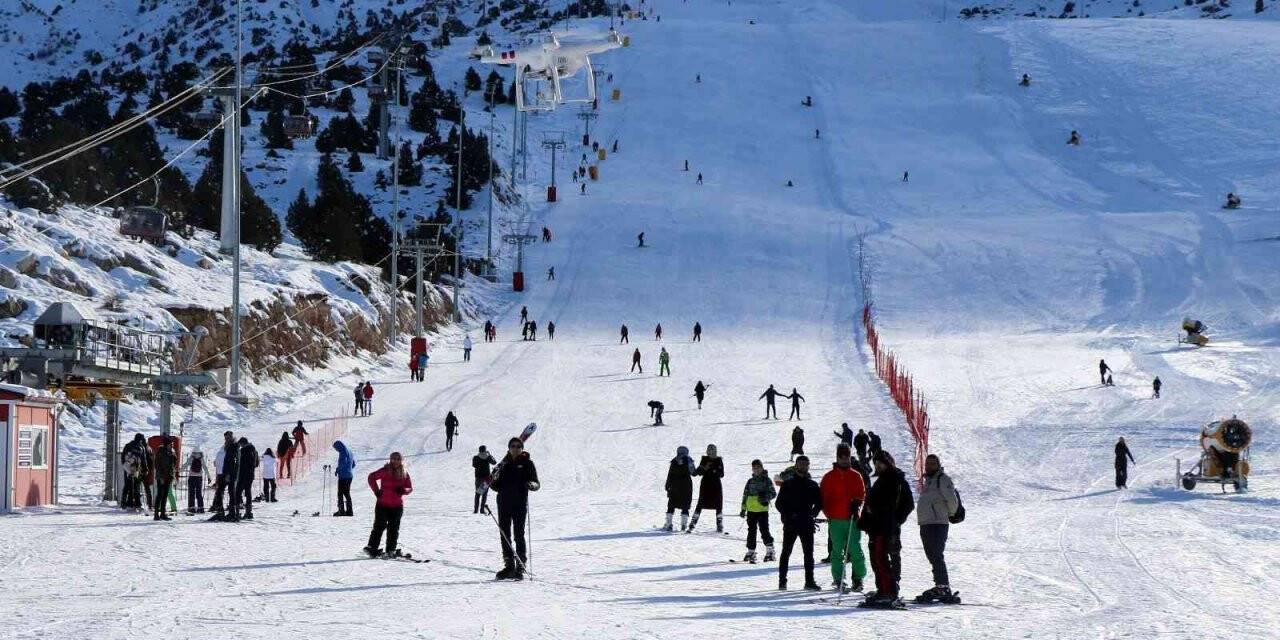 Göl manzaralı Ergan Dağında kayak keyfi