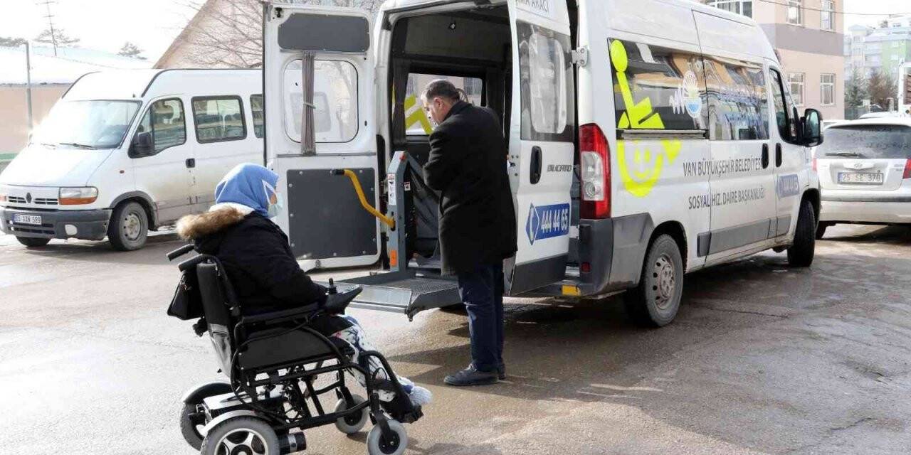Van Büyükşehir Belediyesi engelli öğrenciyi üniversite hayallerine taşıdı