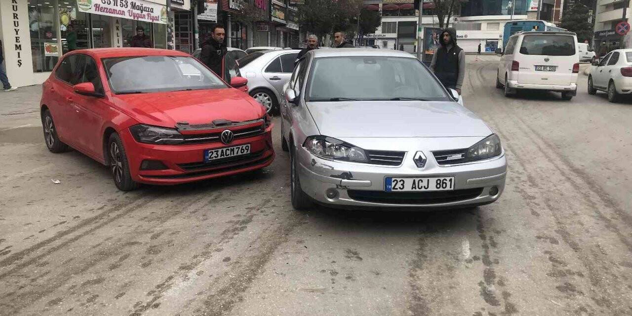 Trafik kazası kameralara yansıdı