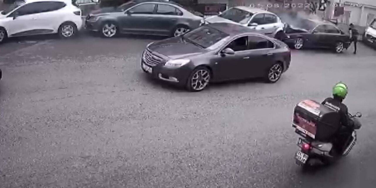 Ümraniye’de aşırı hız yapan sürücü park halindeki 3 araca çarptı