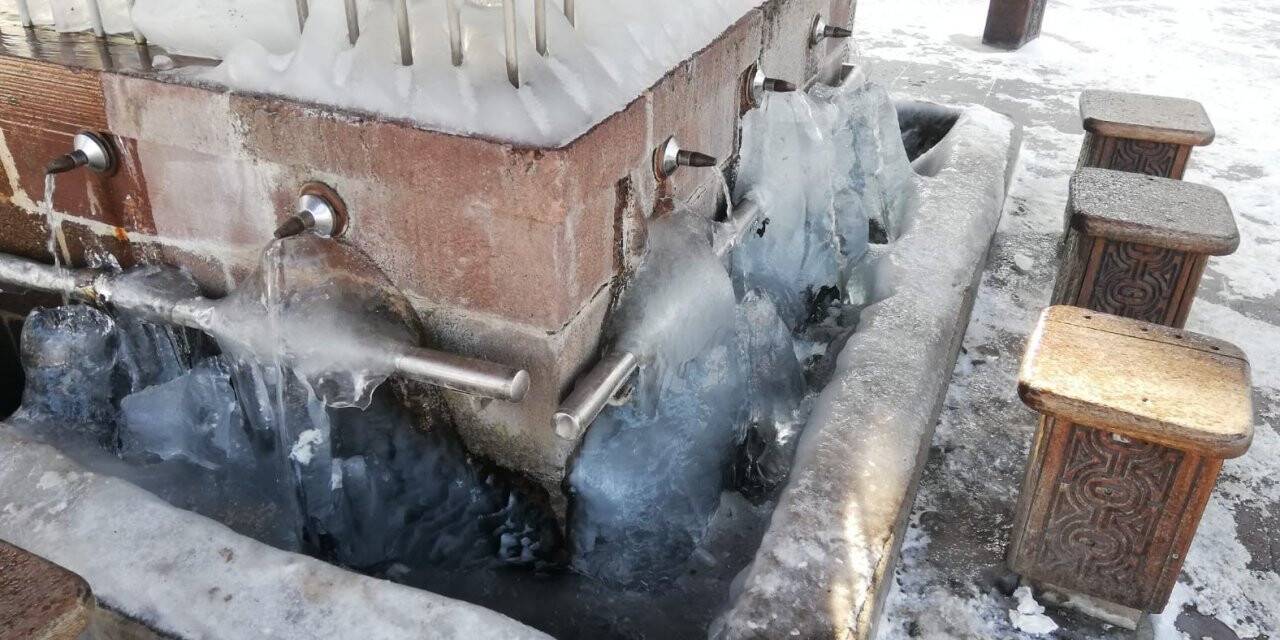 Erzurum’da duvarlar ve şadırvanlar buz tuttu