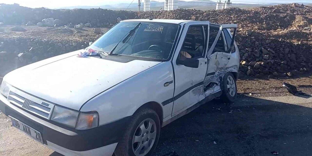 Minibüs ile otomobil çarpıştı: 3 yaralı