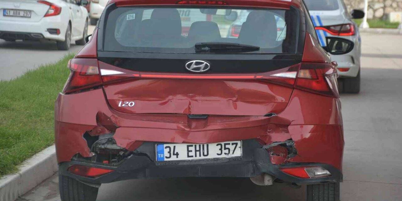 İzmit’te 3 araç kazaya karıştı: 2 yaralı