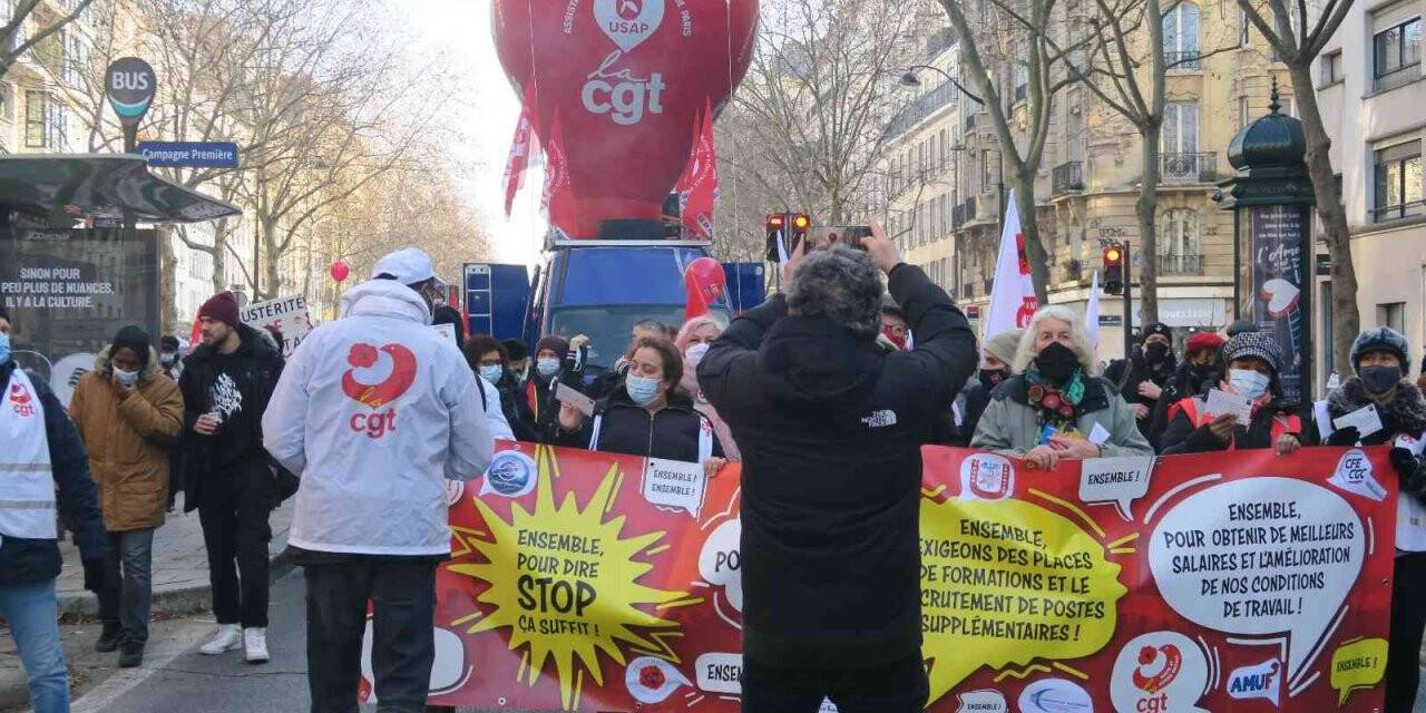 Fransa’da sağlık çalışanları sokağa indi