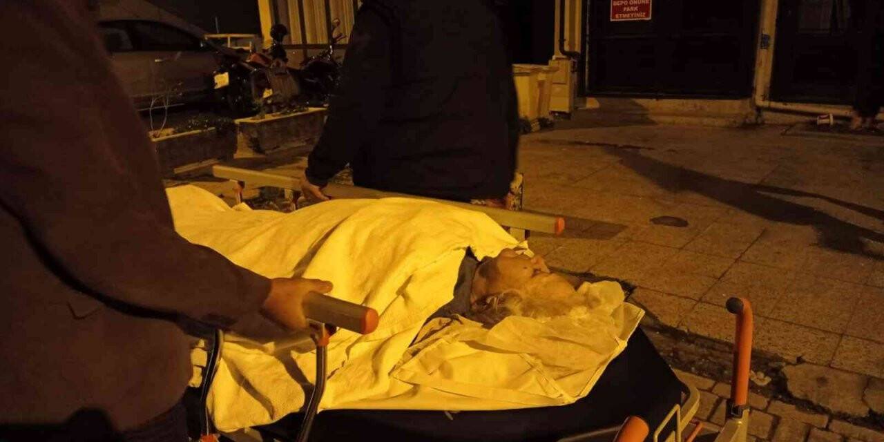80 yaşındaki hasta sokaklarda sedyeyle taşındı