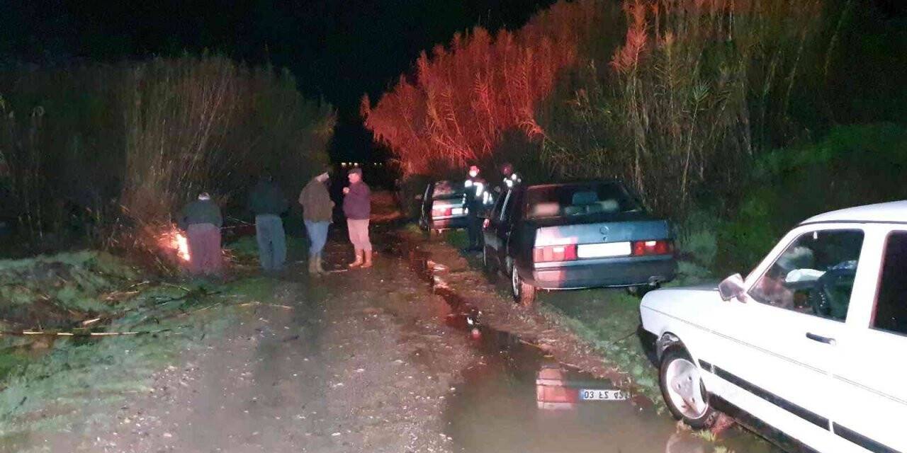 Bir anda yükselen suların ortasında kaldılar