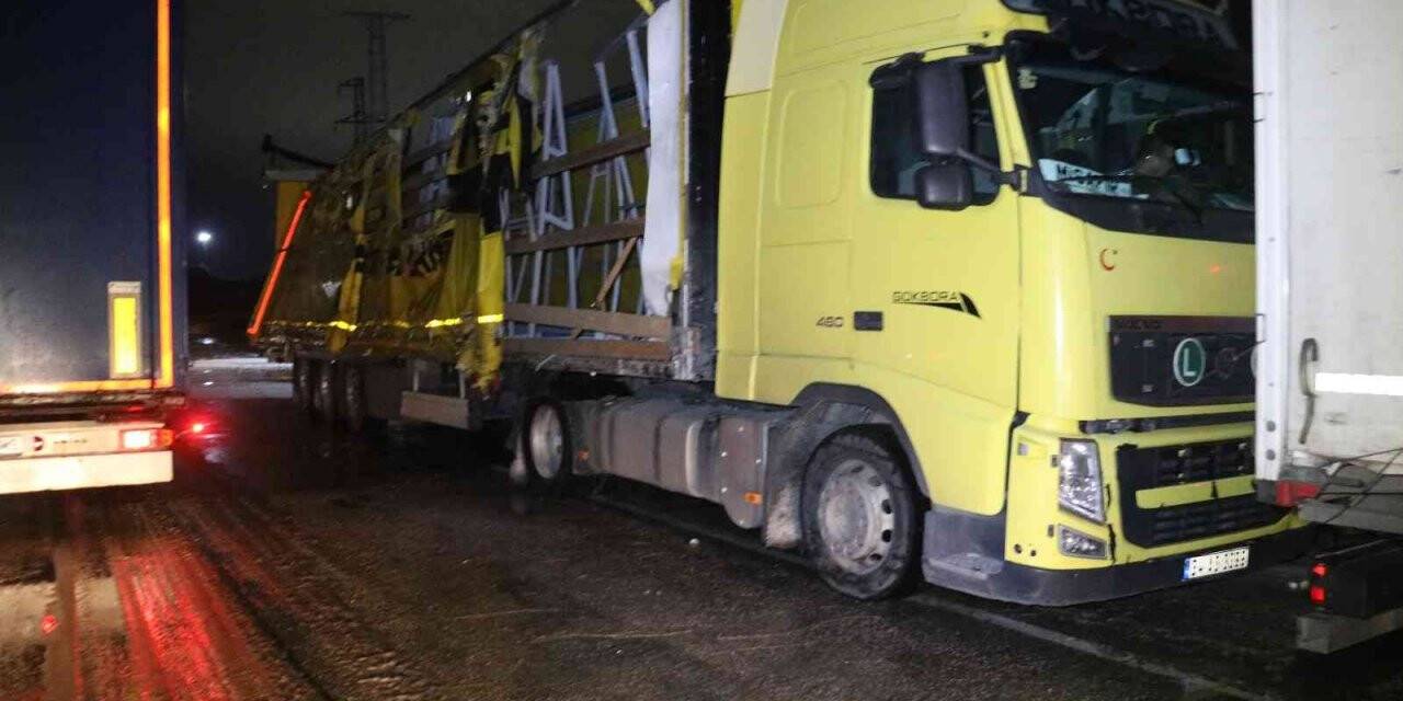 Hamzabeyli Sınır Kapısı’nda şiddetli rüzgar ve kar sebebiyle tırlar zarar gördü