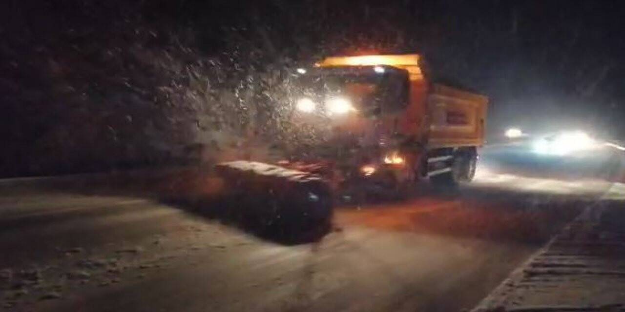 Burdur’un yüksek rakımlı yollarında karla mücadele sürüyor