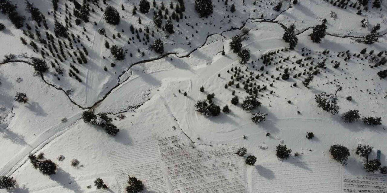 Toroslar beyaza büründü, gezmeye gelenler karın keyfini çıkardı
