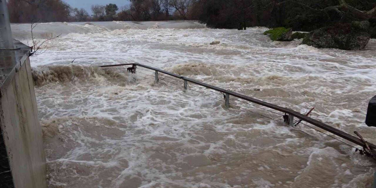 Manavgat Şelalesi coştu, çevresinde bulunan seyir terasları sular altında kaldı