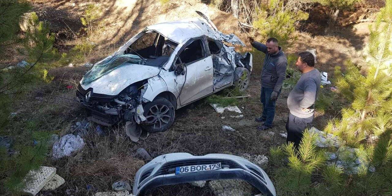 Sözleşmeli erlerin bulunduğu otomobil şarampole uçtu: 3 yaralı
