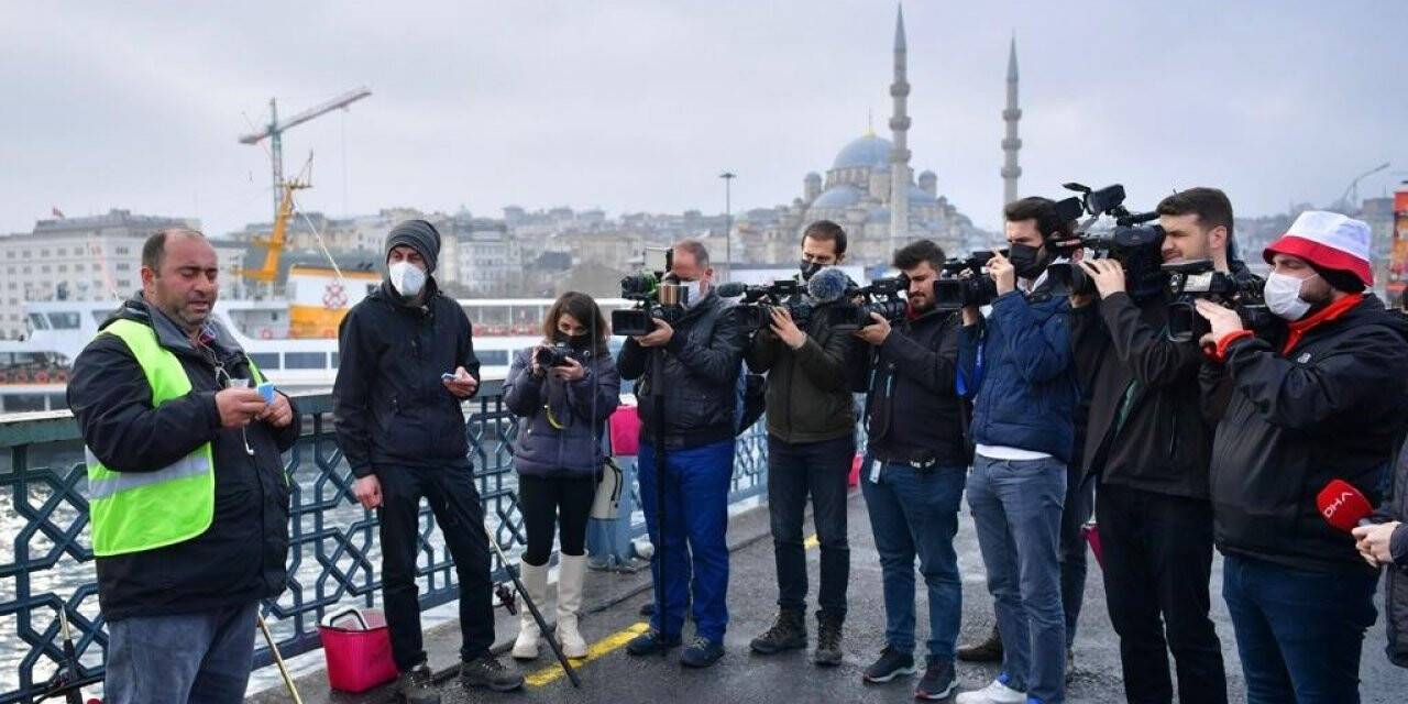 Fatih’te gazeteciler Haliç’e olta attı