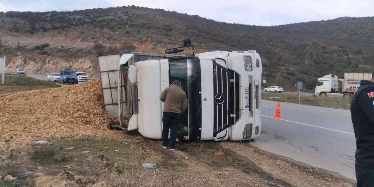 Talaş yüklü tır devrildi: 1 yaralı