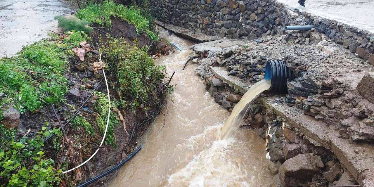 Bodrum’da ev ve iş yerlerini su bastı, deniz çamura dönüştü